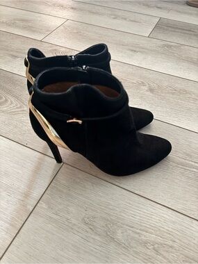 COACH Women’s Black Suede Pointed-Toe Stiletto Ankle Boots w/ Gold Accent Size 8